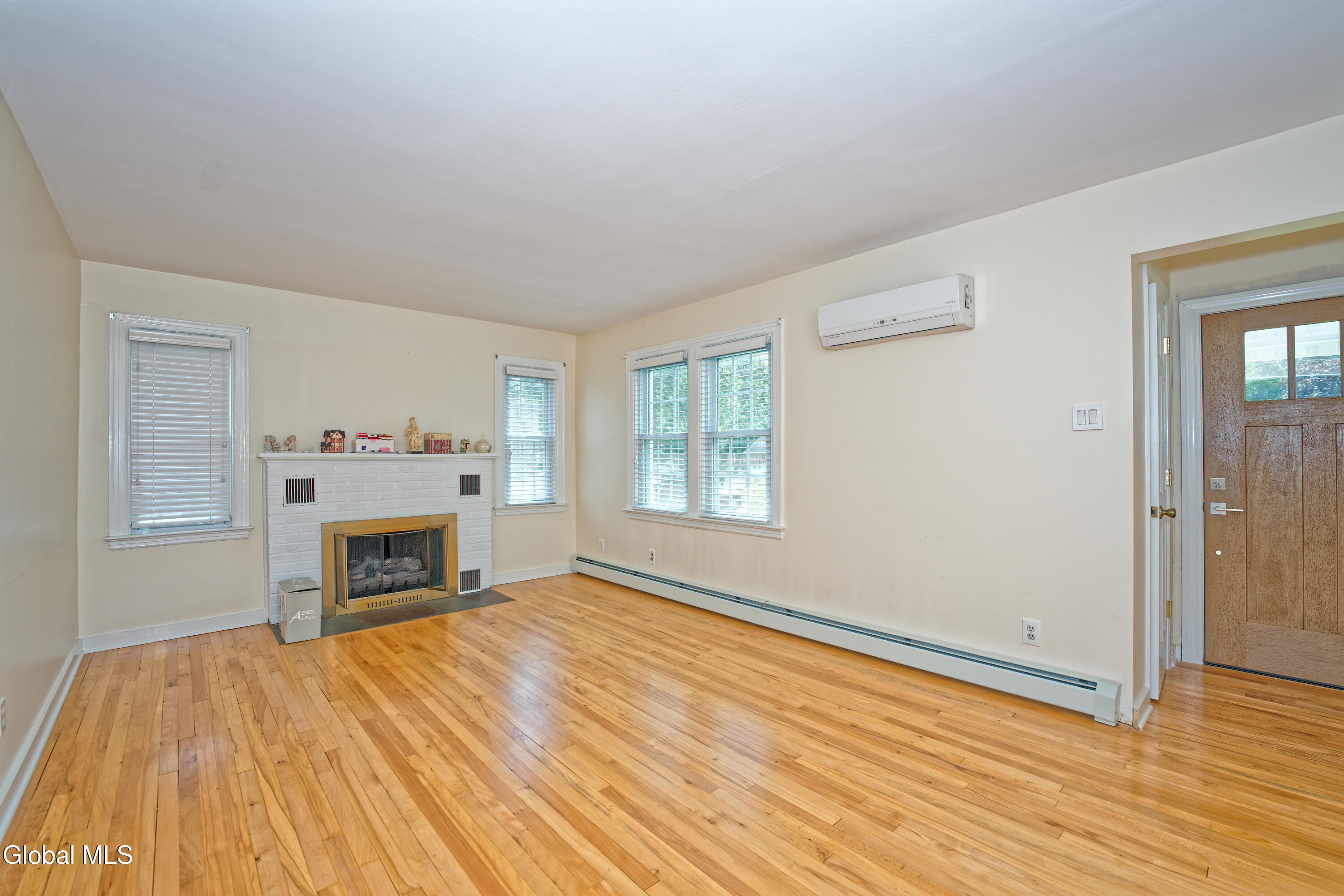 2076 Caldicott Road Rotterdam, NY 12303 - Photo 6 of 40 1 Livingroom 3