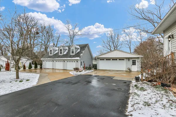 $399,900 | 105 South Division Street, Mahomet, IL 61853