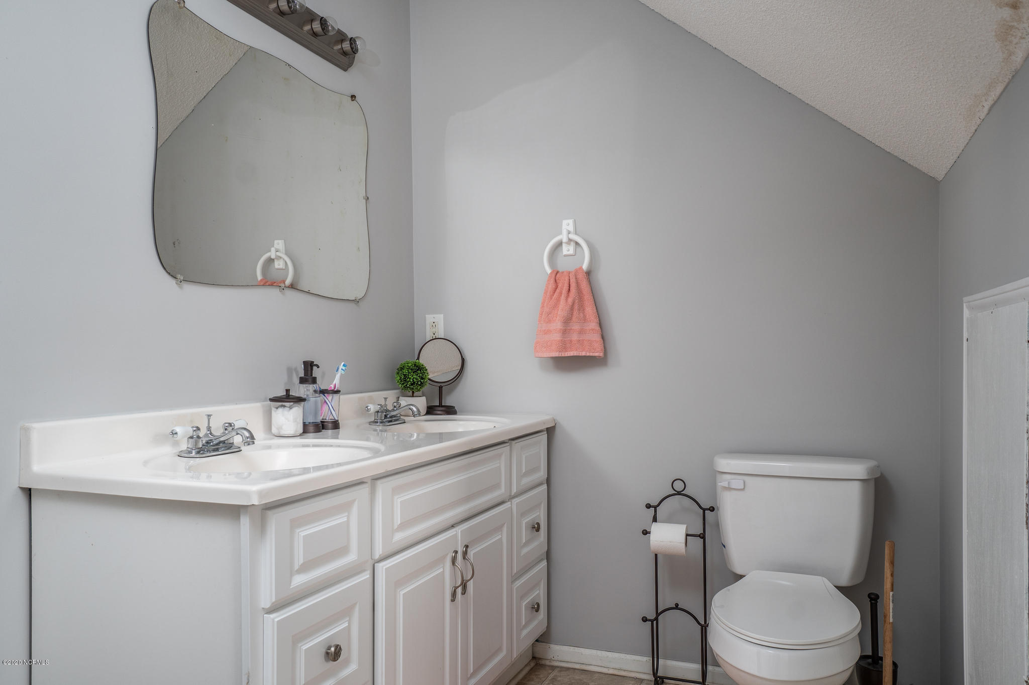 886 Cobble Ridge Road Nashville, NC 27856 - Photo 28 of 34 Upstairs Bathroom