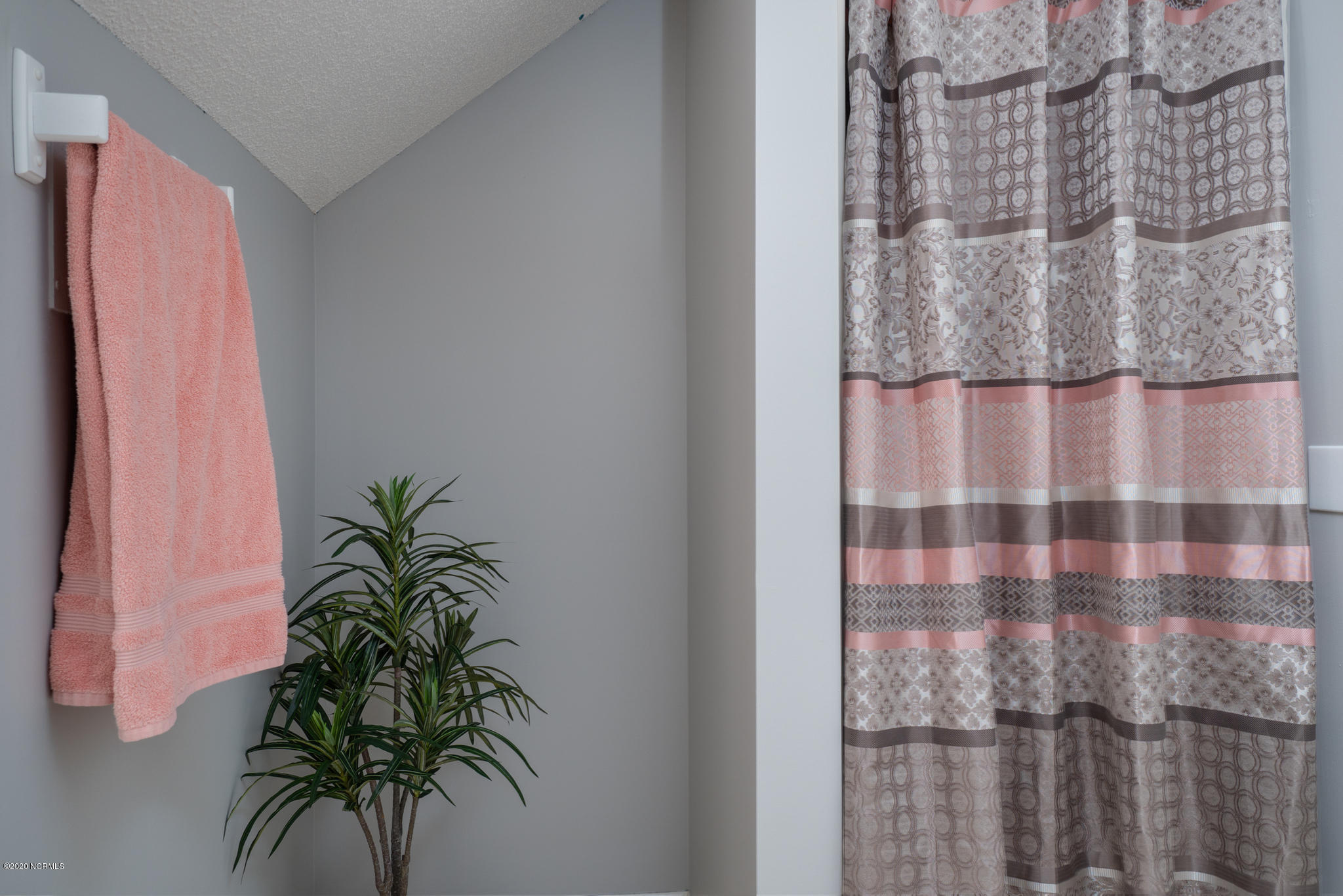 886 Cobble Ridge Road Nashville, NC 27856 - Photo 29 of 34 Upstairs Bathroom