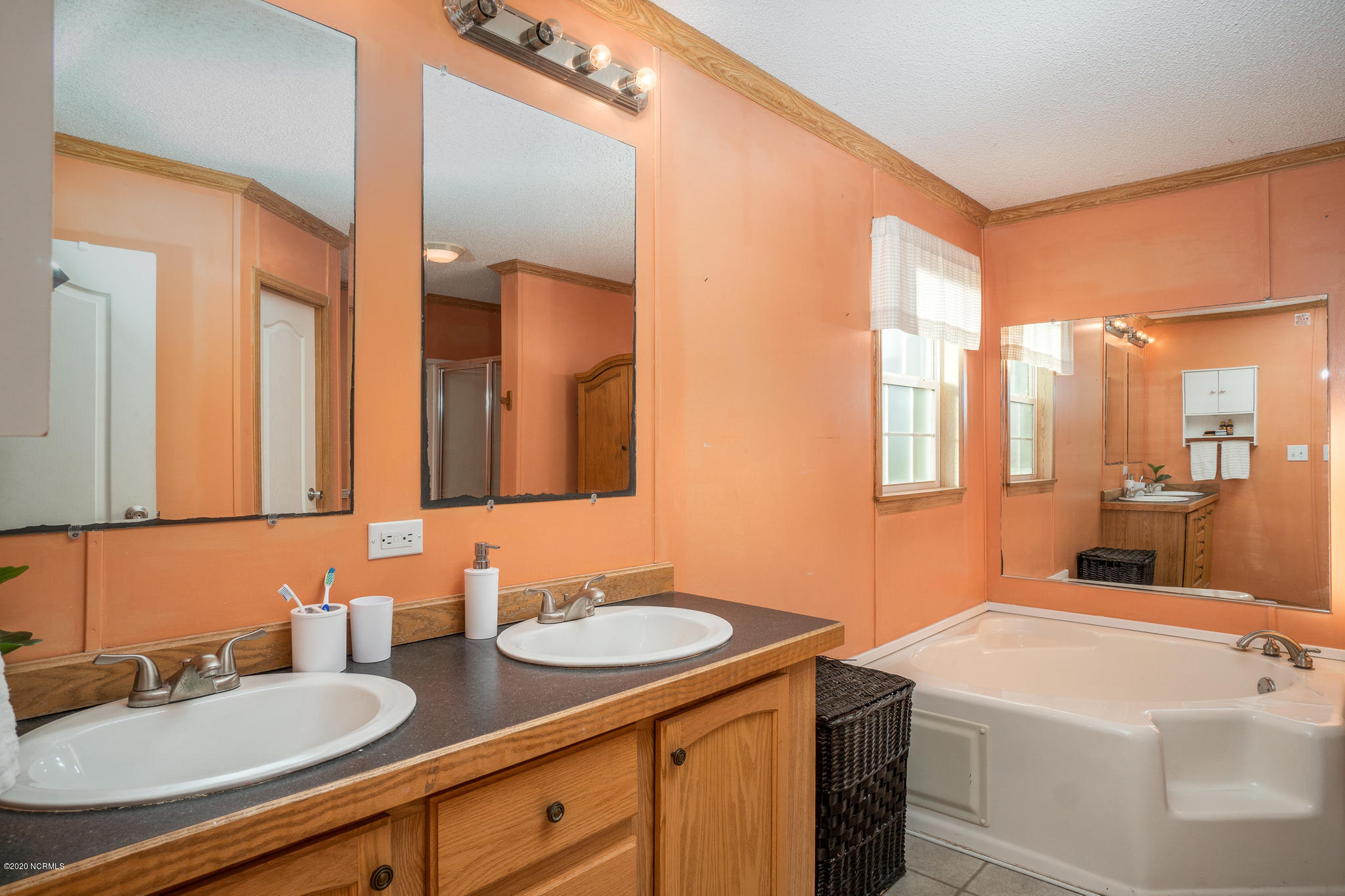 886 Cobble Ridge Road Nashville, NC 27856 - Photo 10 of 34 Owner Suite Bathroom