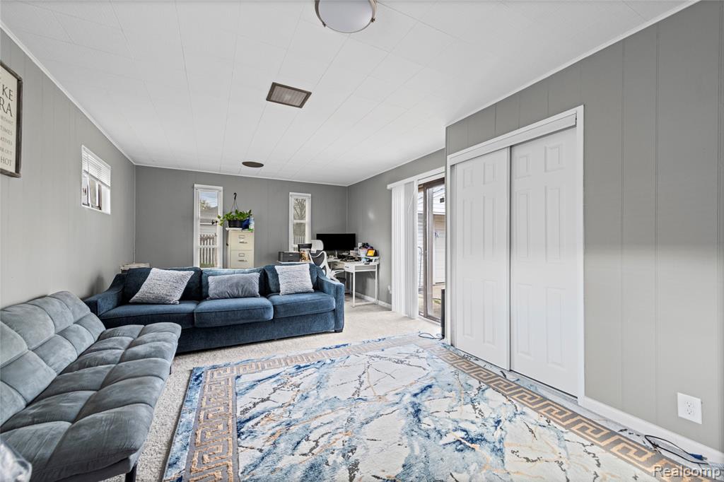 8153 Dale Center Line, MI 48015 - Photo 5 of 19
