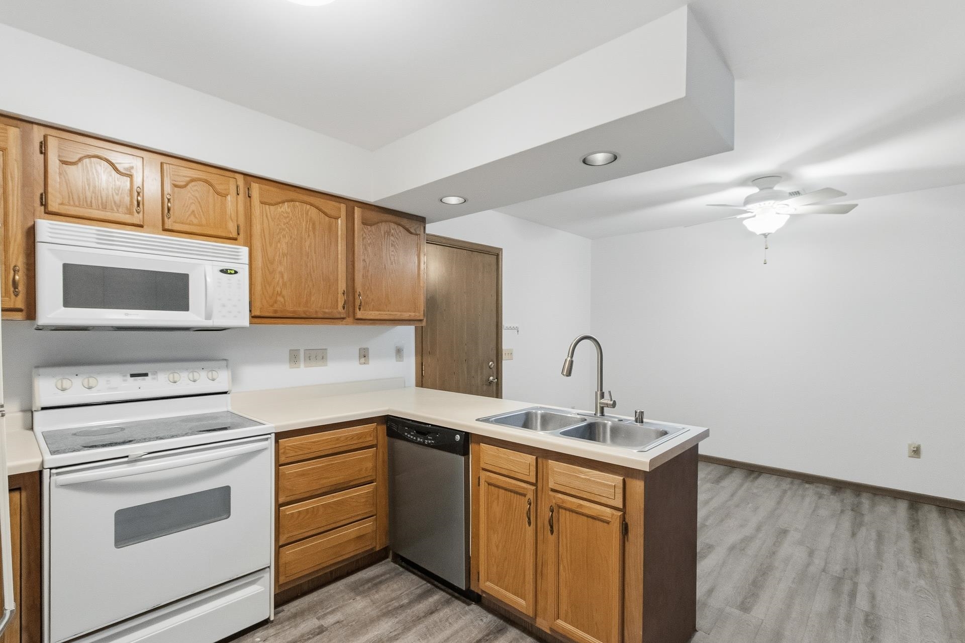 535 East Slifer Street Portage, WI 53901 - Photo 9 of 24