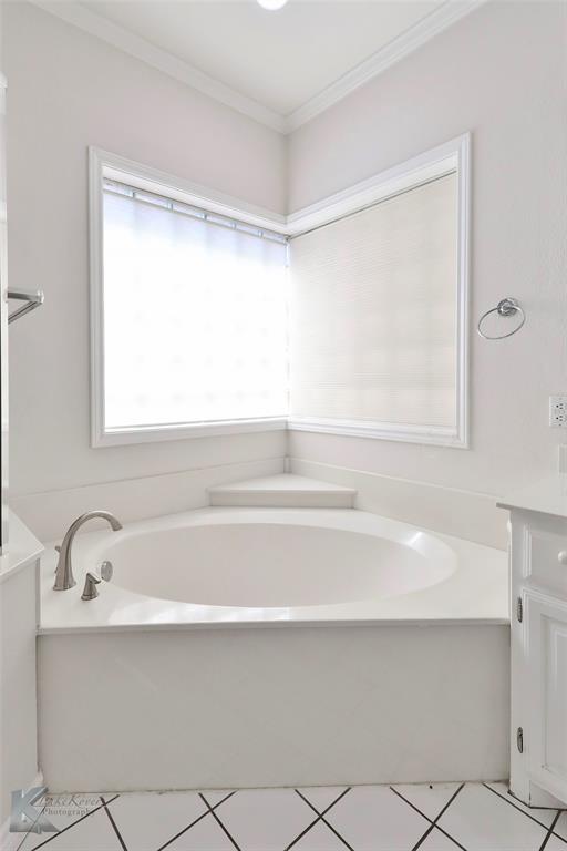 106 Riverside Park Abilene, TX 79605 - Photo 24 of 40 a bathroom with a bathtub and a sink