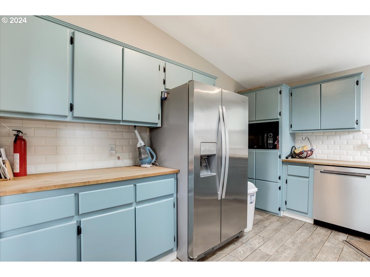 17771 Northwest Orchard View Road McMinnville, OR 97128 - Photo 16 of 36 a kitchen with cabinets and stainless steel appliances