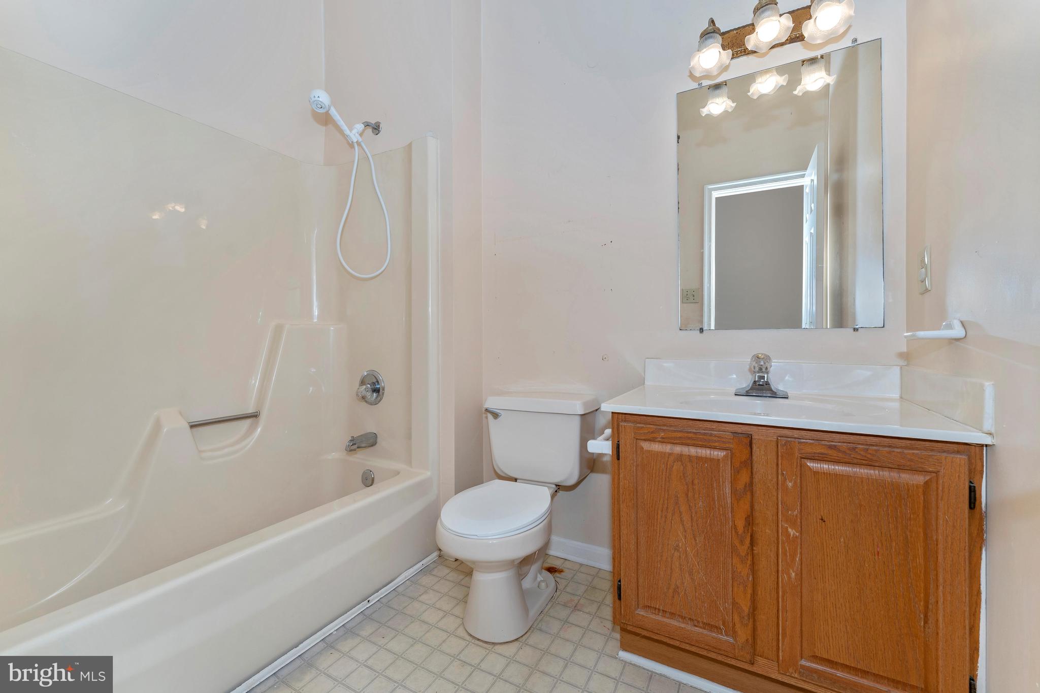 11 Victoria Square Frederick, MD 21702 - Photo 29 of 36 Bathroom