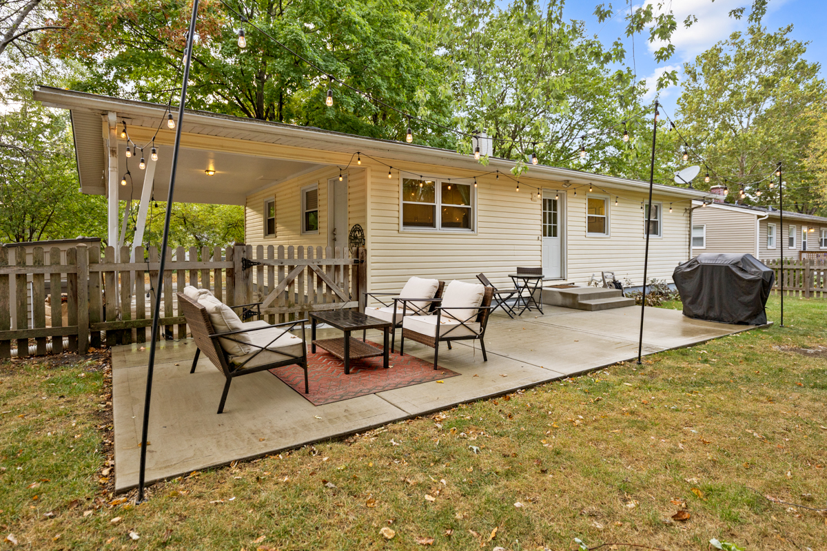 328 South 14th Street St. Charles, IL 60174 - Photo 22 of 26 a backyard of a house with table and chairs
