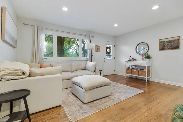 $2,400 | 328 South 14th Street, St. Charles, IL 60174