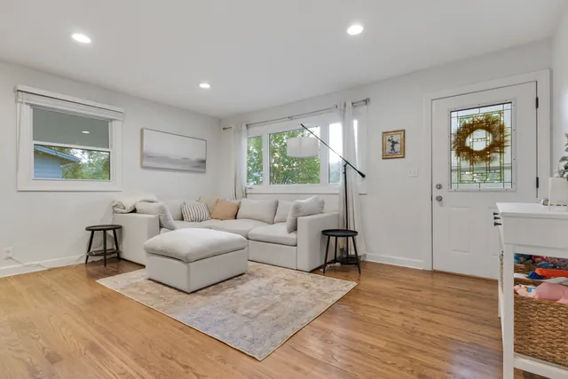 $2,400 | 328 South 14th Street, St. Charles, IL 60174