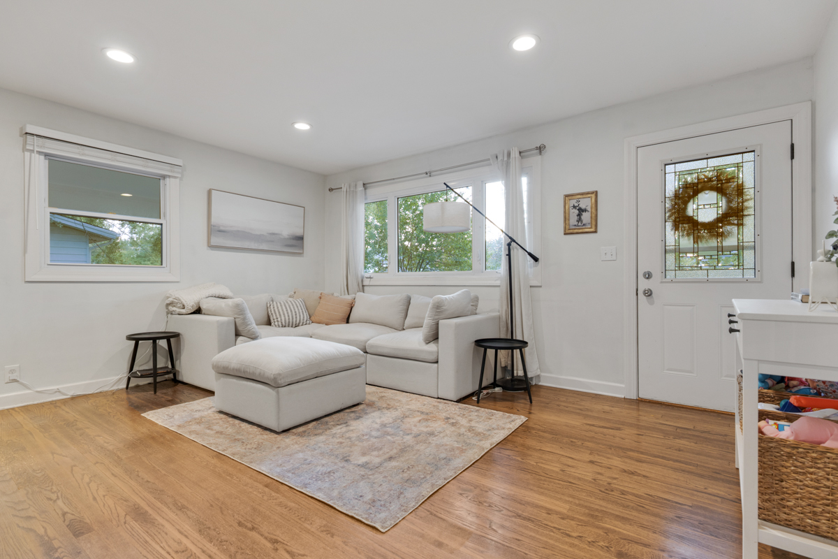 328 South 14th Street St. Charles, IL 60174 - Photo 4 of 26 a living room with furniture and a window