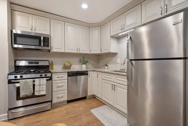 $2,400 | 328 South 14th Street, St. Charles, IL 60174