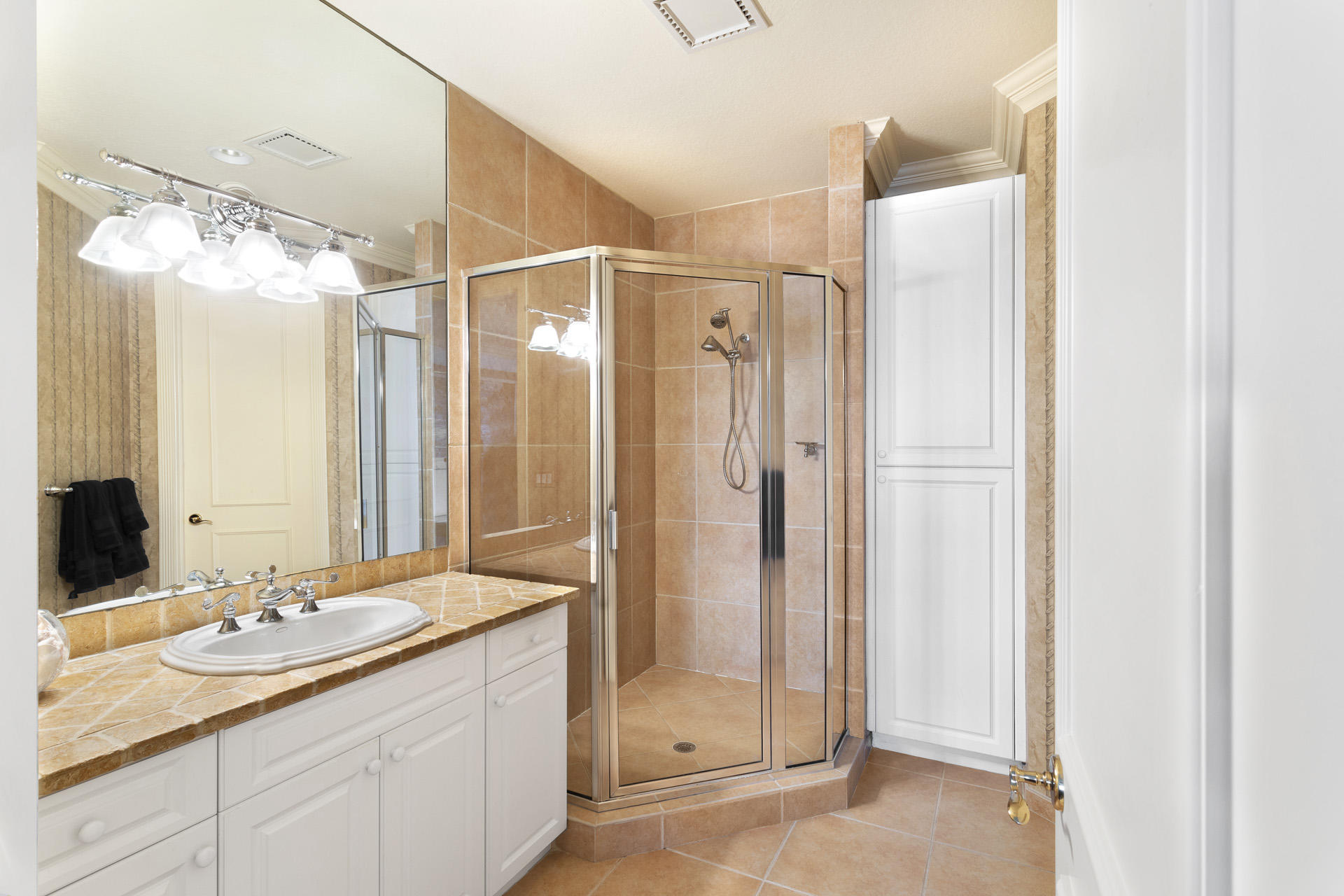 6929 Northeast 8th Drive Boca Raton, FL 33487 - Photo 10 of 20 GUEST_BATH