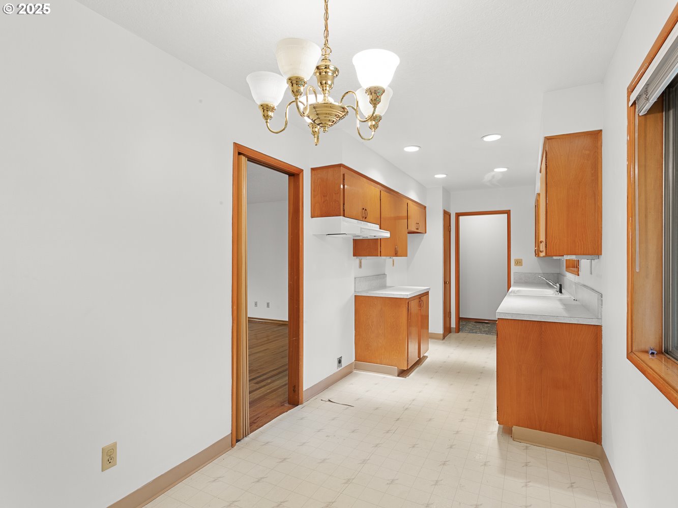 9108 North Chautauqua Boulevard Portland, OR 97217 - Photo 11 of 32