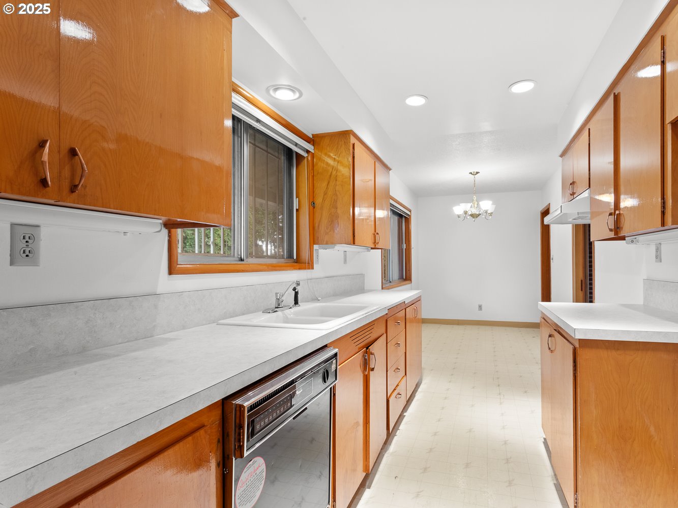 9108 North Chautauqua Boulevard Portland, OR 97217 - Photo 7 of 32