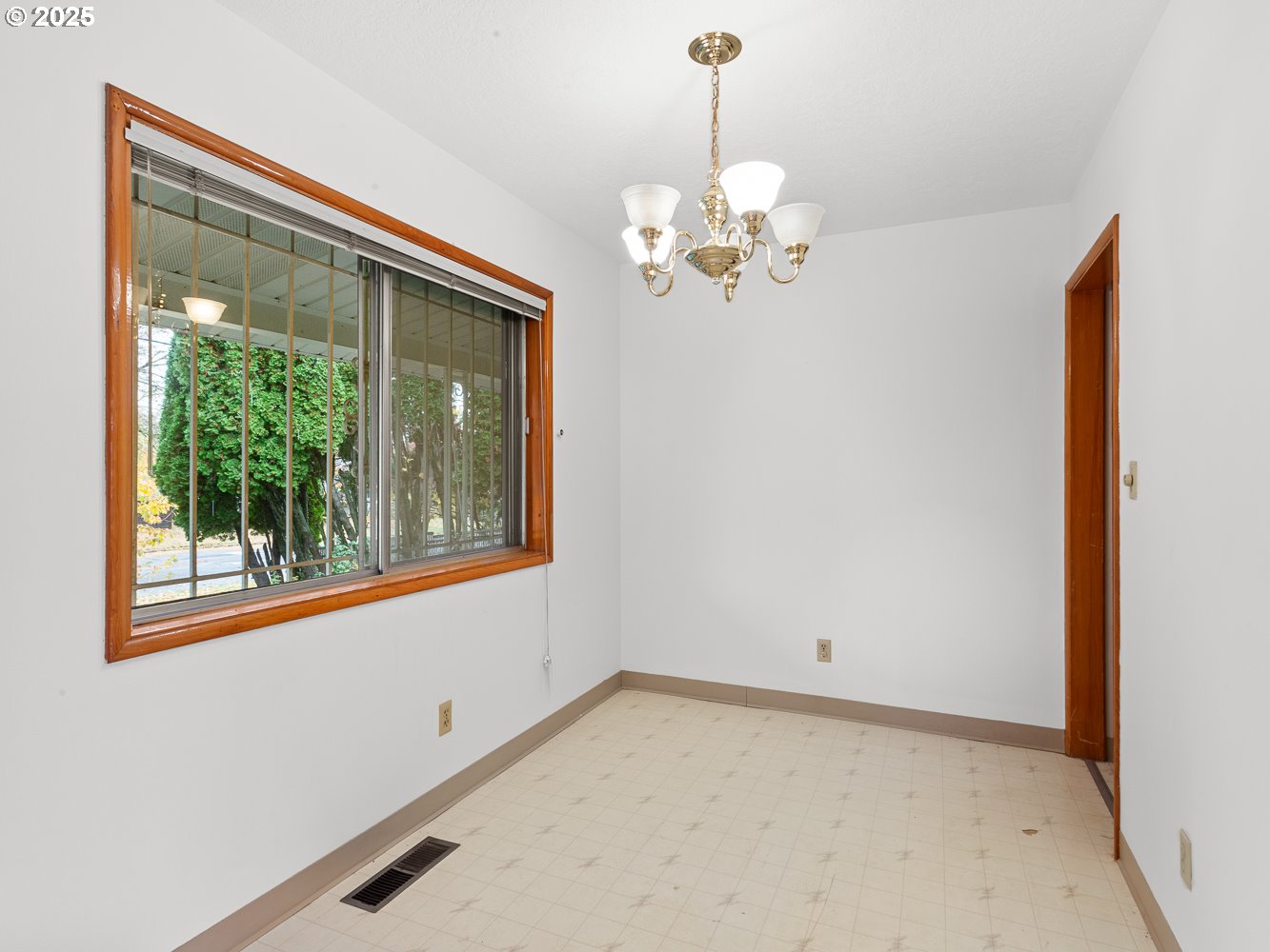 9108 North Chautauqua Boulevard Portland, OR 97217 - Photo 8 of 32