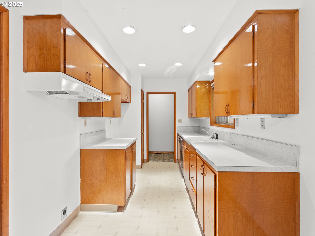 9108 North Chautauqua Boulevard Portland, OR 97217 - Photo 9 of 32