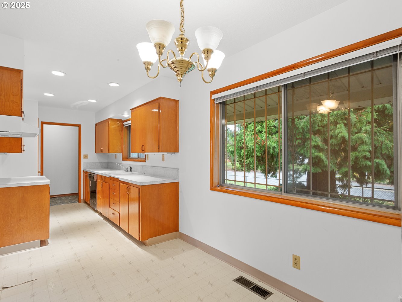 9108 North Chautauqua Boulevard Portland, OR 97217 - Photo 10 of 32