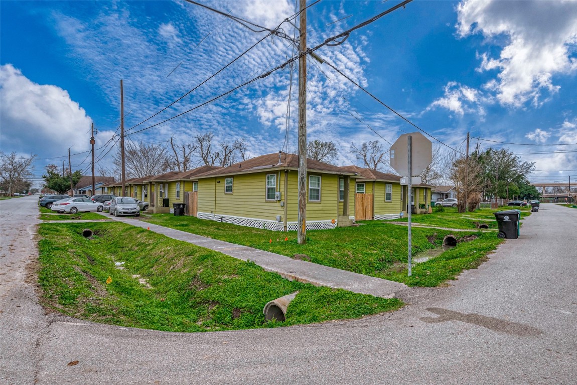 3938 King Street Houston, TX 77026 - Photo 13 of 34 a view of a house with a yard