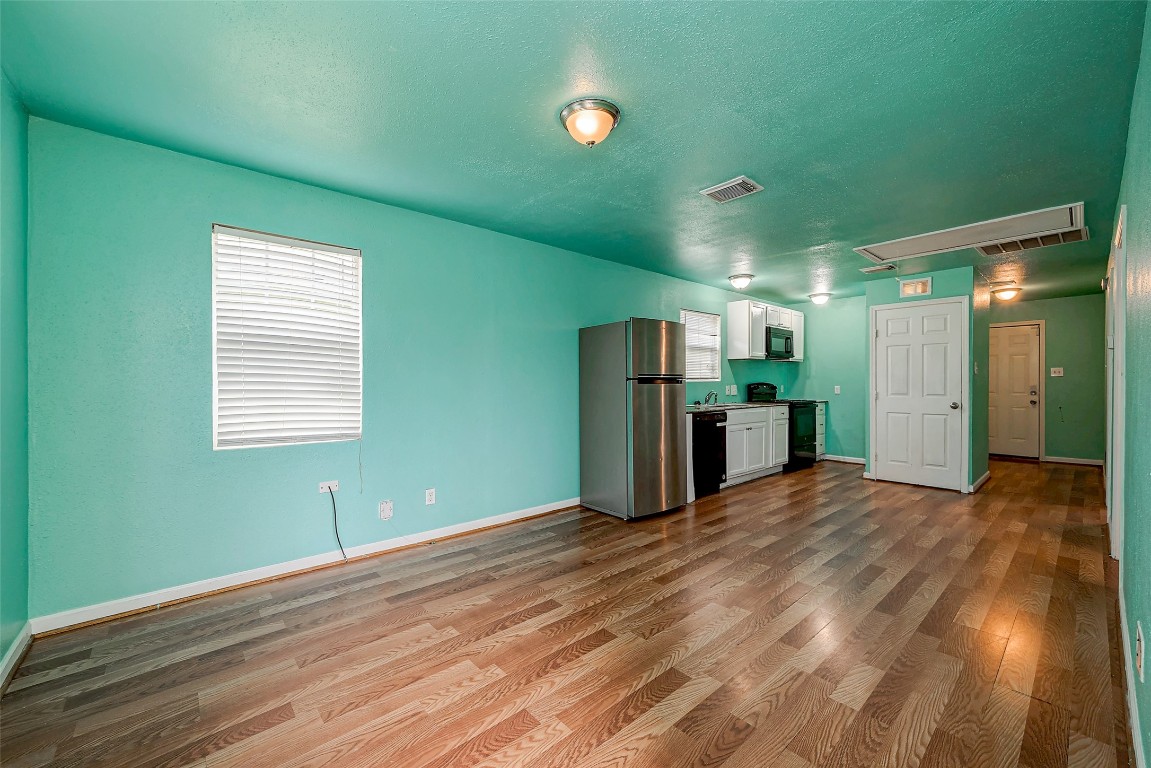 3938 King Street Houston, TX 77026 - Photo 14 of 34 a view of a livingroom with a kitchen