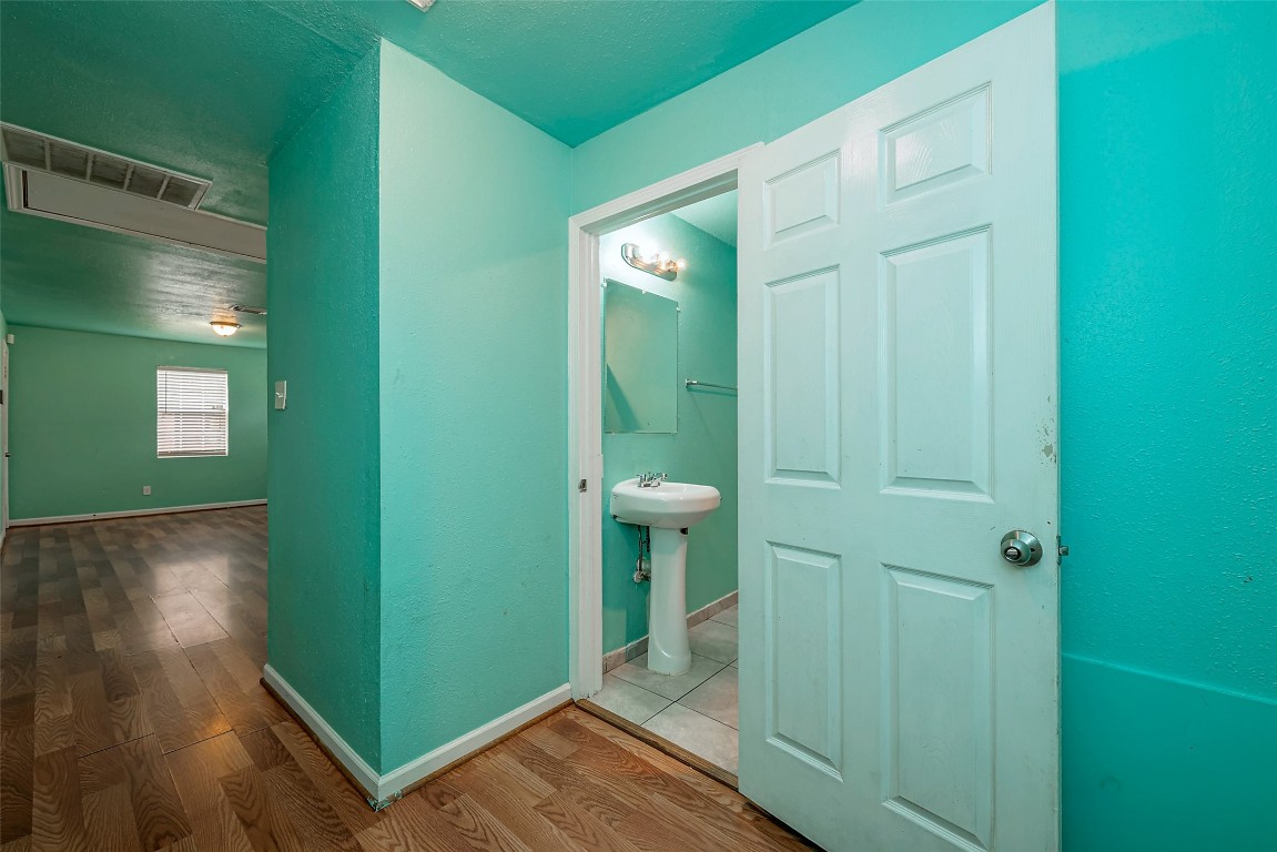 3938 King Street Houston, TX 77026 - Photo 20 of 34 a bathroom with a mirror