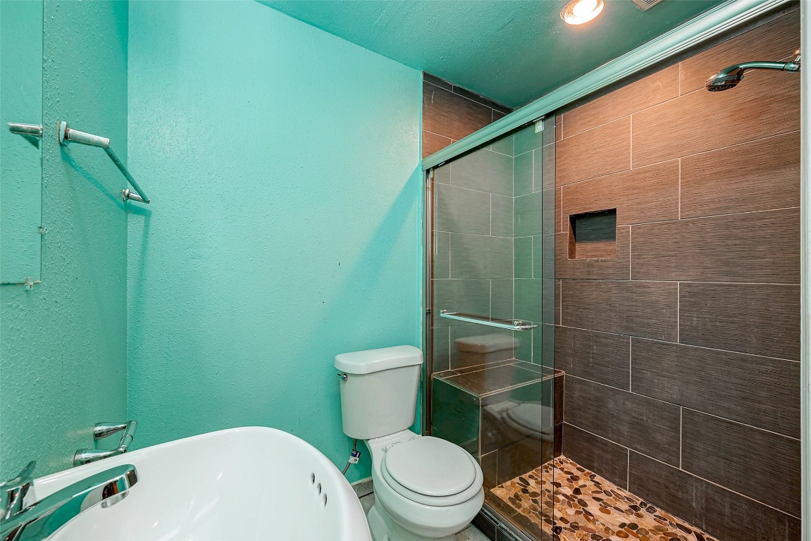 3938 King Street Houston, TX 77026 - Photo 21 of 34 a bathroom with a toilet and a shower