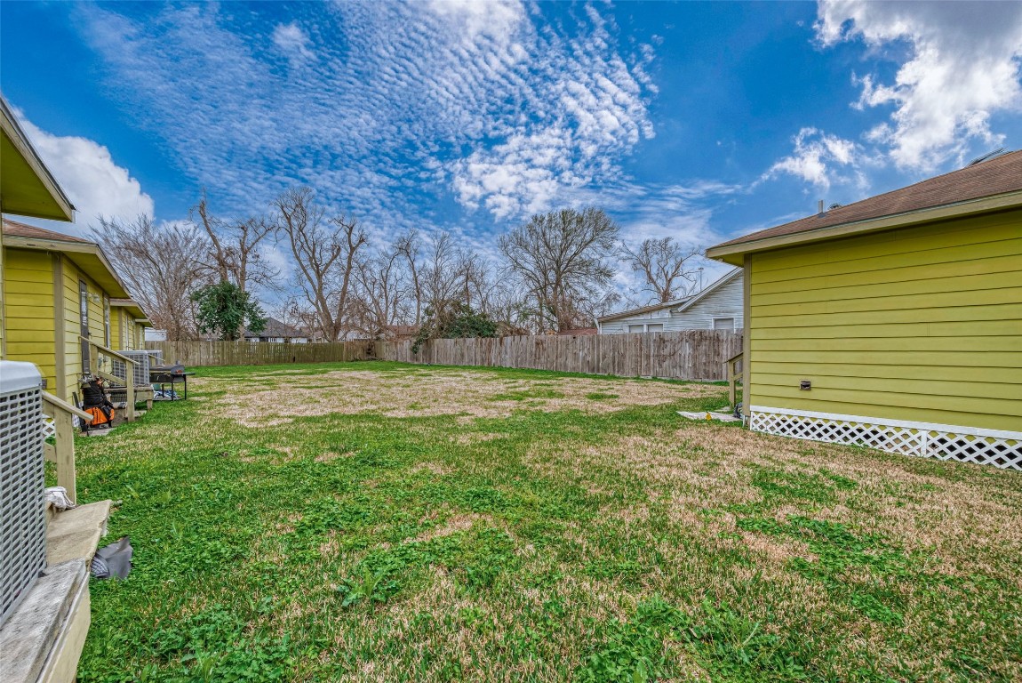 3938 King Street Houston, TX 77026 - Photo 22 of 34 a view of a backyard with large trees