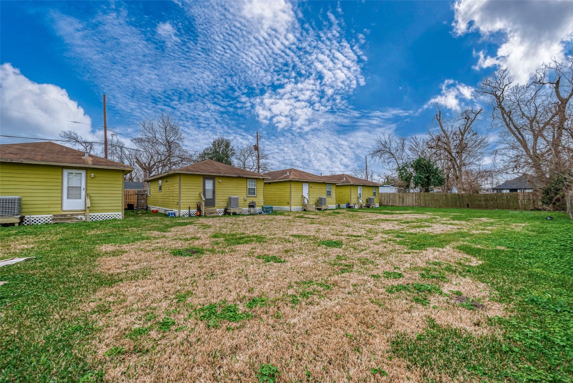 3938 King Street Houston, TX 77026 - Photo 23 of 34 a view of an house with backyard space and balcony