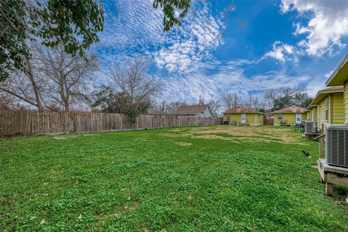 3938 King Street Houston, TX 77026 - Photo 25 of 34 a view of yard with green space