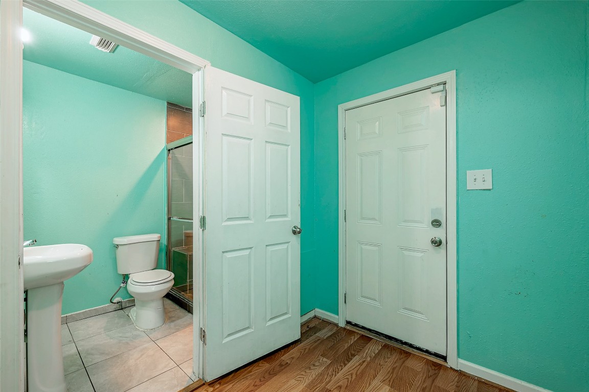 3938 King Street Houston, TX 77026 - Photo 34 of 34 a bathroom with a toilet and a sink