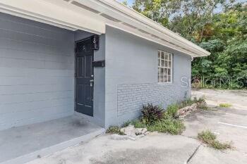 907 Center Avenue, Unit 5 Haines City, FL 33844 - Photo 2 of 15 a backyard of a house