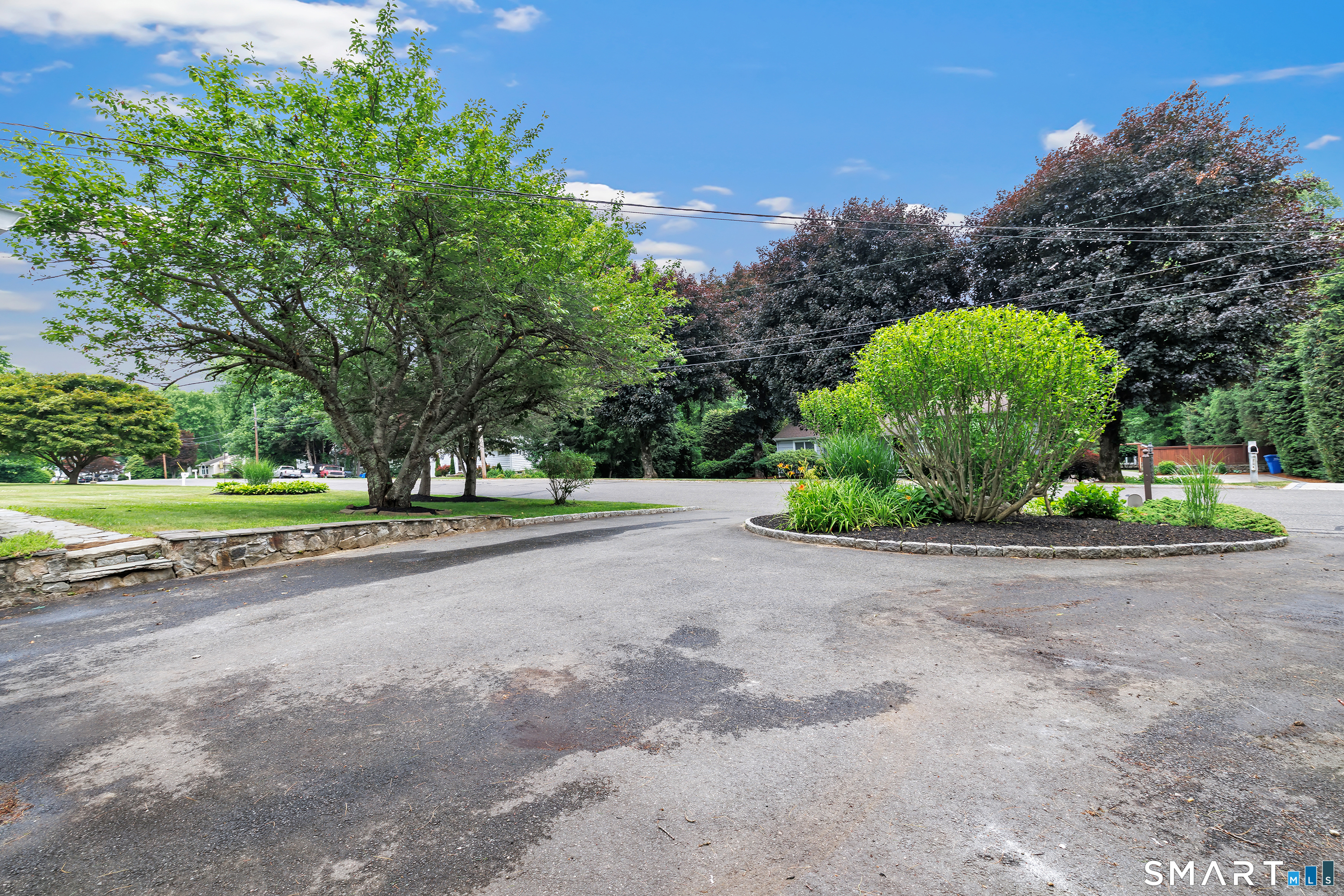 17 Woodlawn Road Monroe, CT 06468 - Photo 3 of 37 Welcoming circular driveway