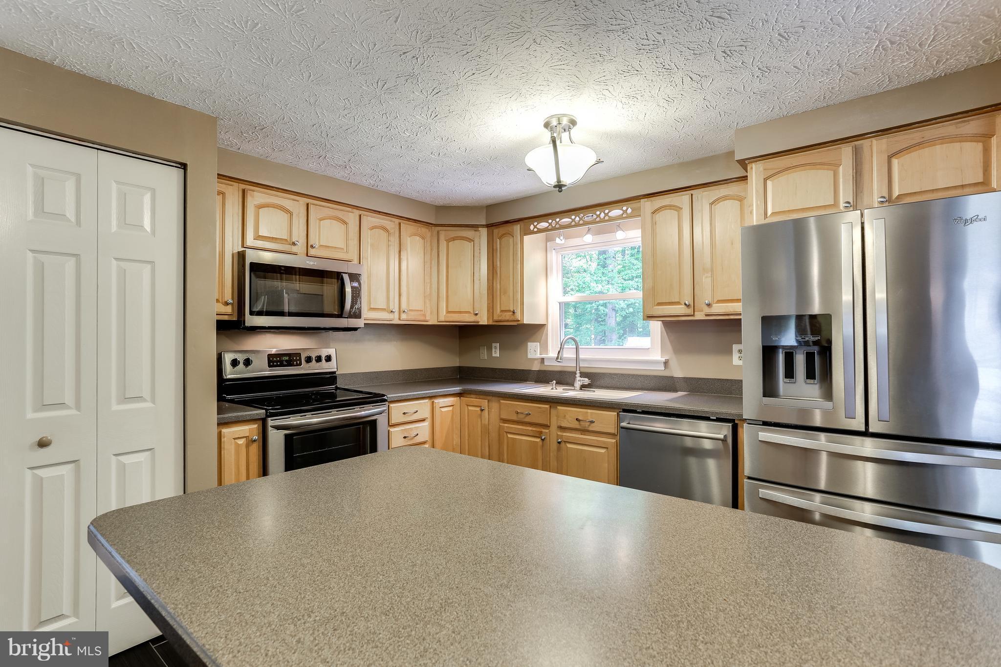 2746 Parallel Path Abingdon, MD 21009 - Photo 8 of 30 Stainless steel appliances