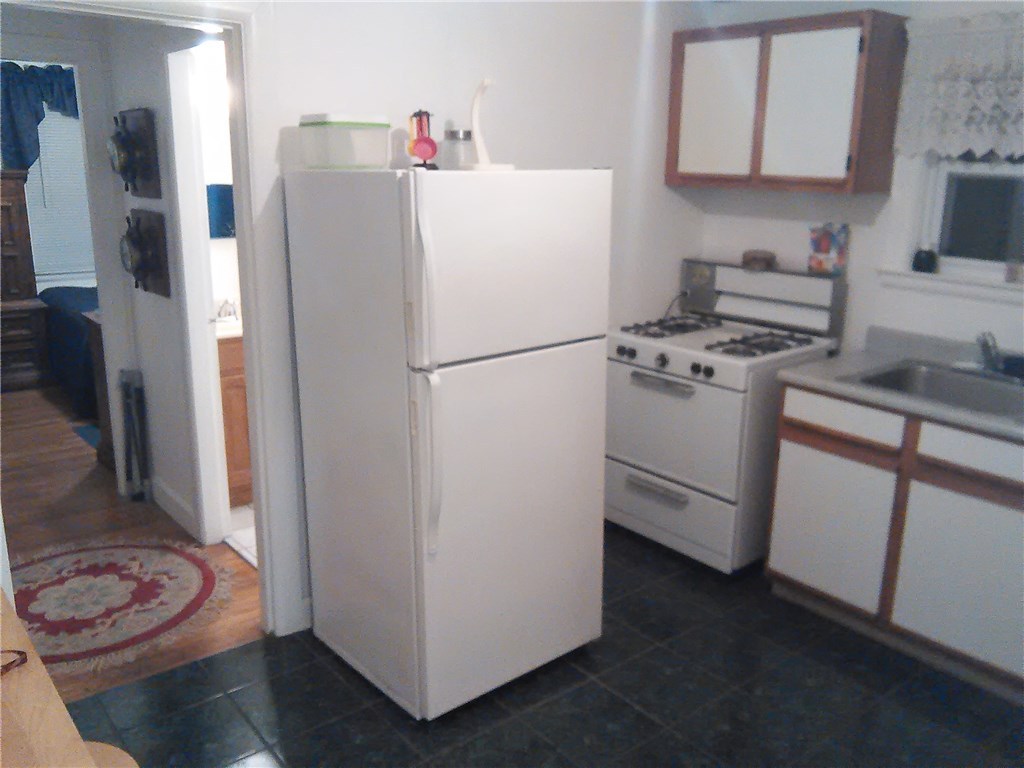 27 Rice Street Warwick, RI 02886 - Photo 4 of 13