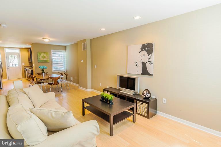 7026 Belclare Road Baltimore, MD 21222 - Photo 5 of 30 Living Room