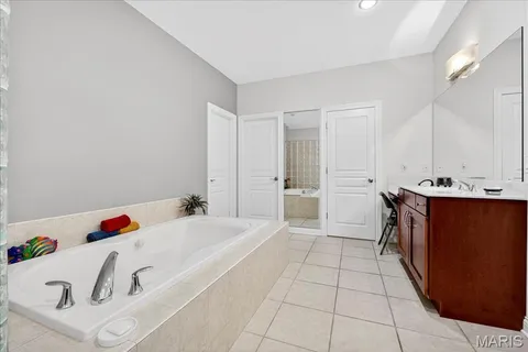 $825,000 | 21 Old Belle Monte Road, Chesterfield, MO 63017