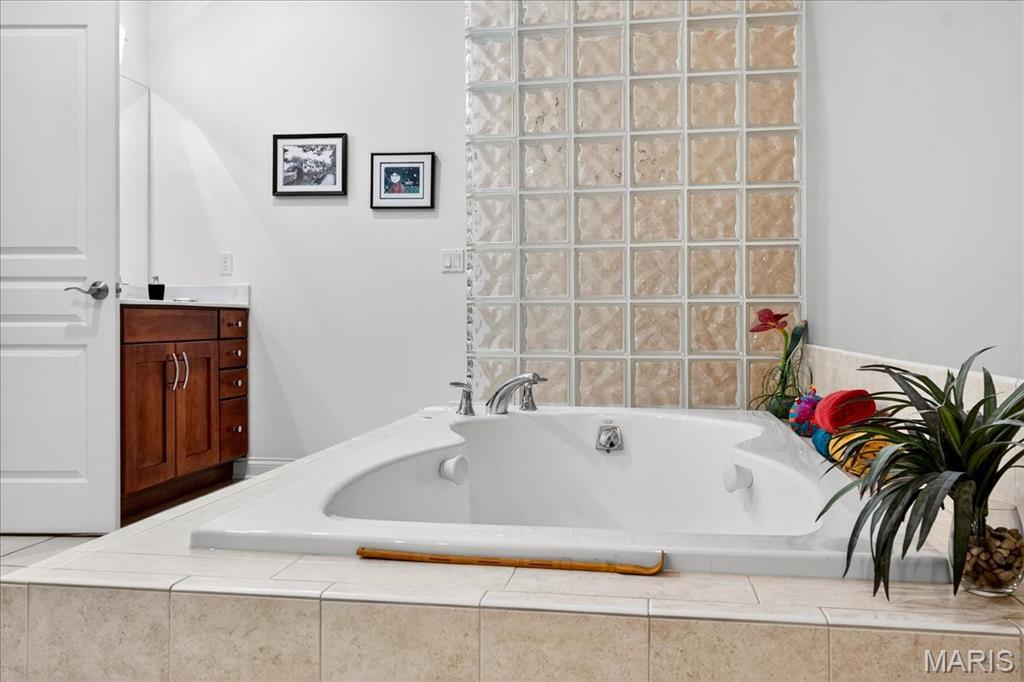 21 Old Belle Monte Road Chesterfield, MO 63017 - Photo 25 of 50