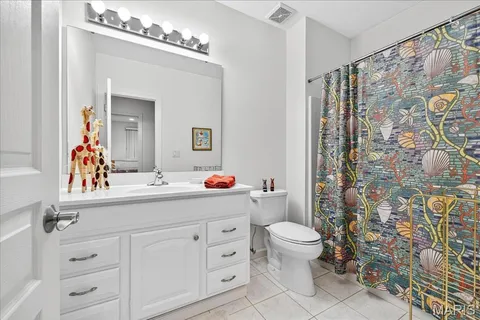 $825,000 | 21 Old Belle Monte Road, Chesterfield, MO 63017