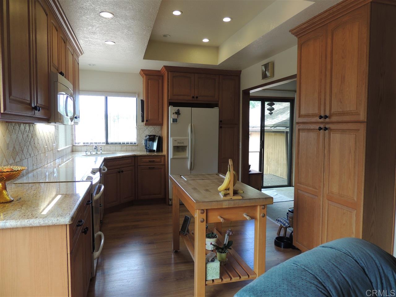 1057 Big Oak Ranch Road Fallbrook, CA 92028 - Photo 3 of 12 Granite counters