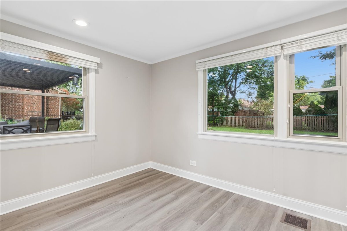 2392 Manor Lane Park Ridge, IL 60068 - Photo 10 of 21 Gallery Image 10