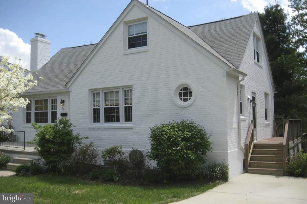 525 Windwood Road Baltimore, MD 21212 - Photo 1 of 6 a view of a house with a yard