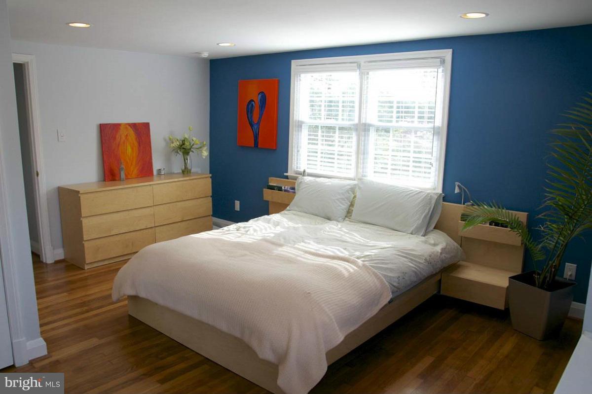 525 Windwood Road Baltimore, MD 21212 - Photo 5 of 6 a bedroom with a bed and a window