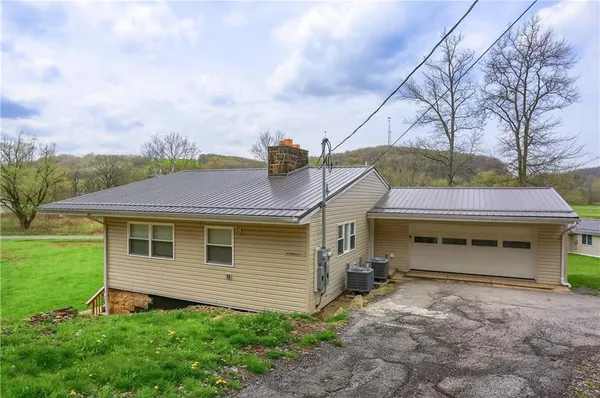 $1,850 | 102 Kathleen Drive, Unit 2, Beaver Falls, PA 15010