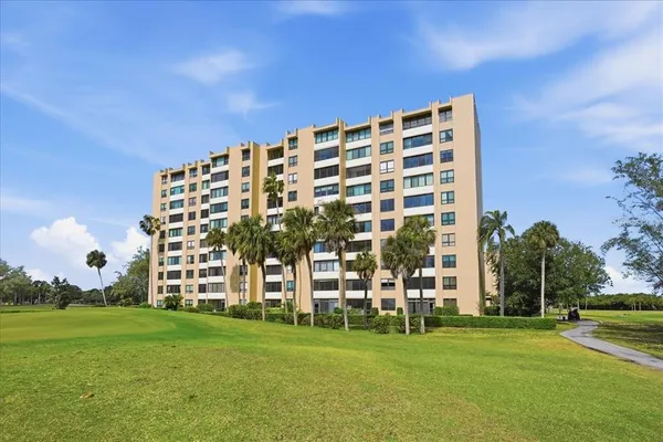 $179,900 | 2616 Cove Cay Drive, Unit 105, Clearwater, FL 33760