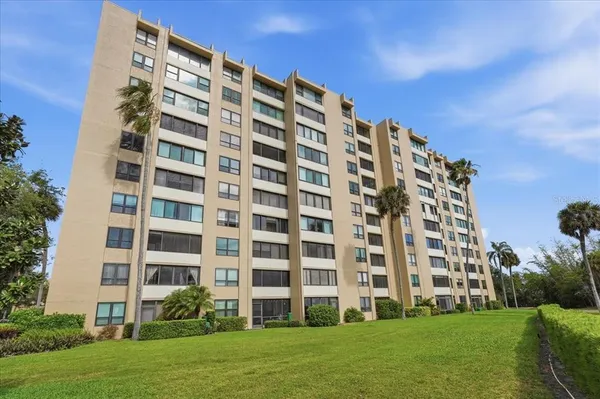 $179,900 | 2616 Cove Cay Drive, Unit 105, Clearwater, FL 33760