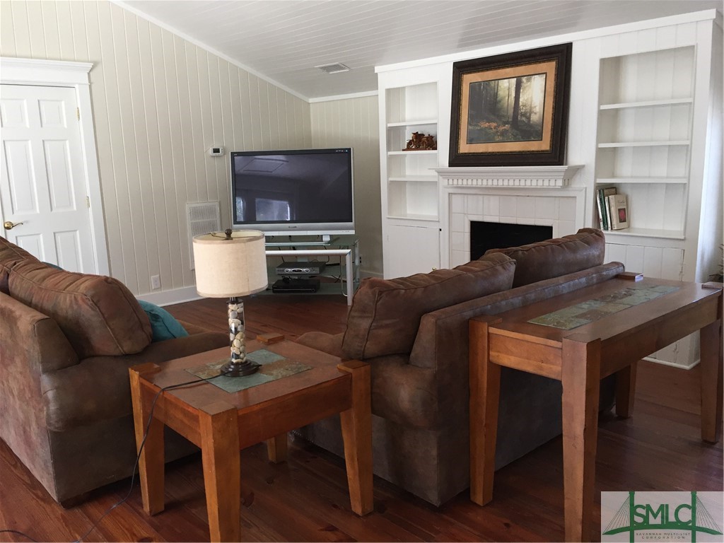 105 Riverside Drive Savannah, GA 31410 - Photo 31 of 36 Carriage House living room with fireplace