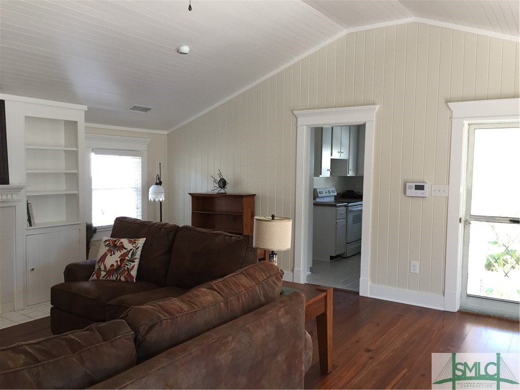 105 Riverside Drive Savannah, GA 31410 - Photo 32 of 36 Carriage House living room