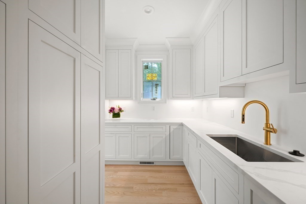 22 Suffolk Road Wellesley, MA 02481 - Photo 16 of 39