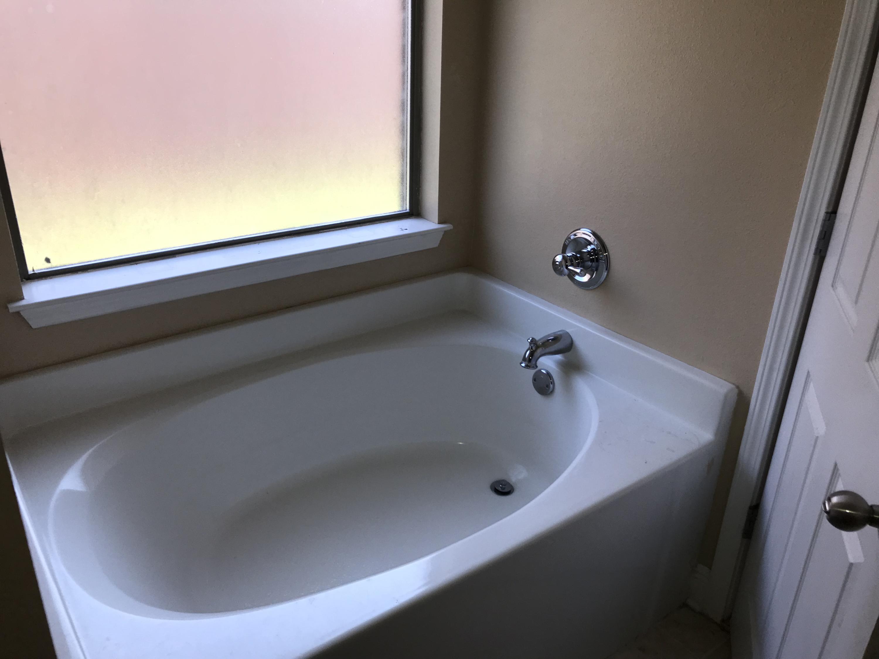 402 Wych Circle Crestview, FL 32536 - Photo 8 of 17 a close view of a bathtub in bathroom