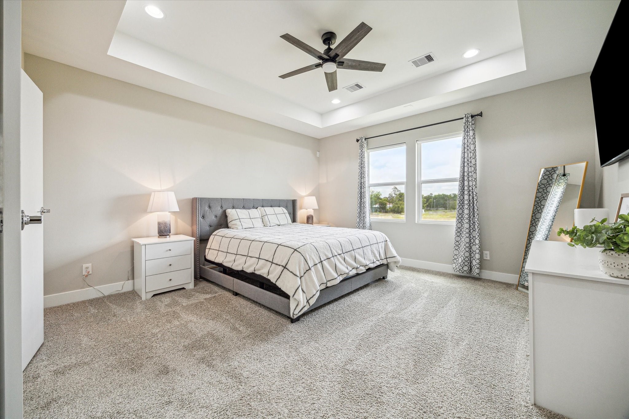 5520 Rosslyn Road Houston, TX 77091 - Photo 9 of 24 Oversized primary suite is large enough for an additional seating area, reading nook or office.