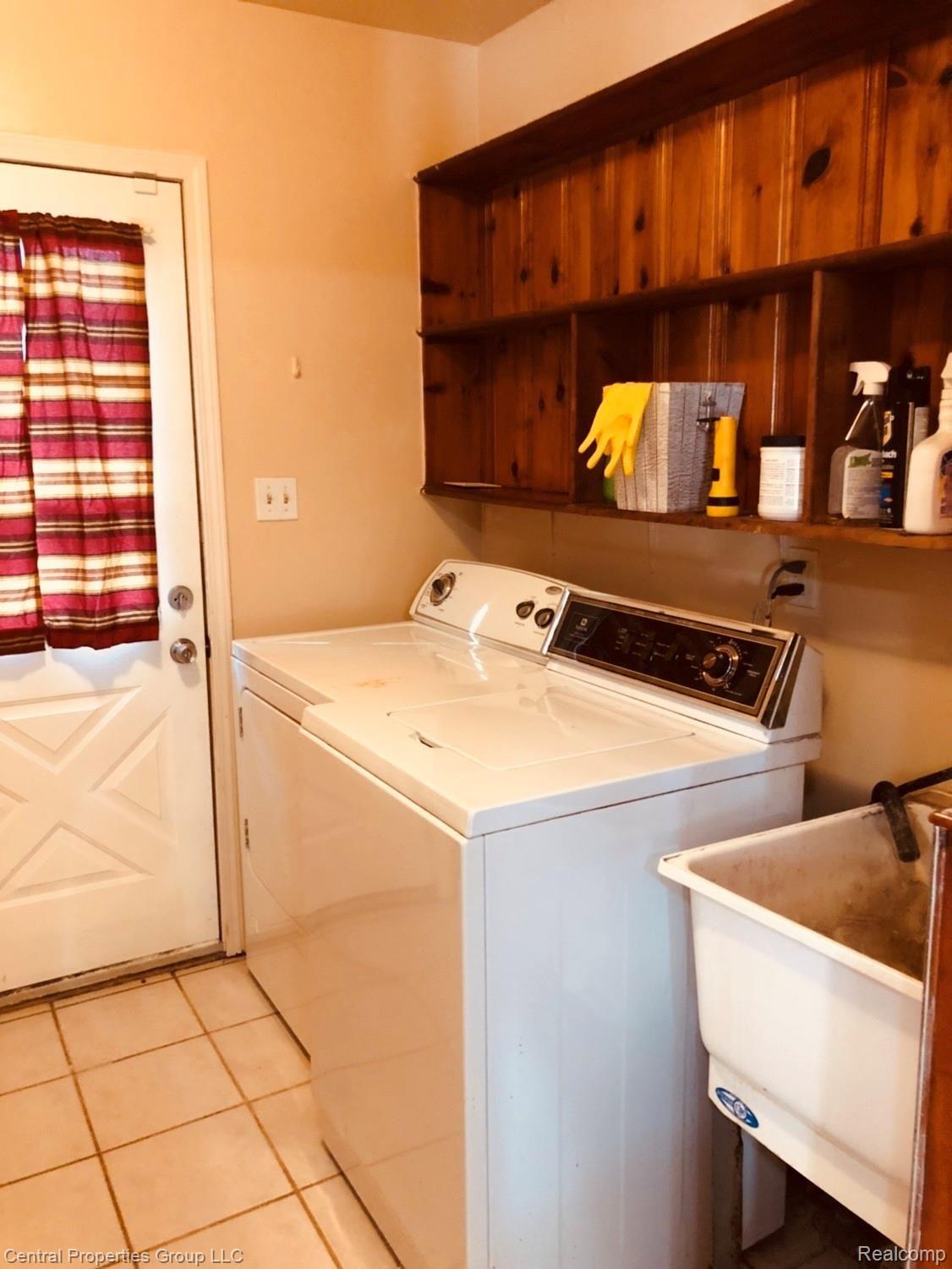 5201 Harding Street Wayne, MI 48184 - Photo 11 of 26 Large Laundry room.